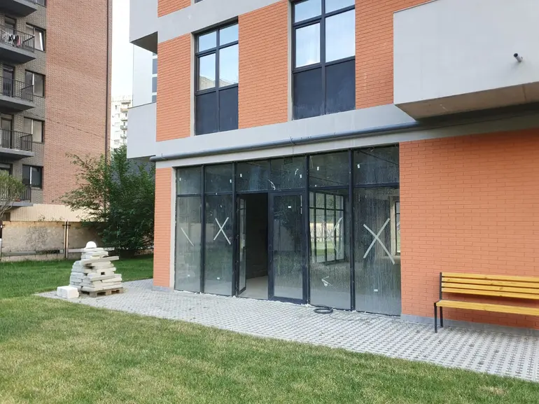 Universal commercial area for rent in lisi lake