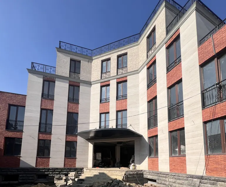 Universal commercial area for rent in avlabari