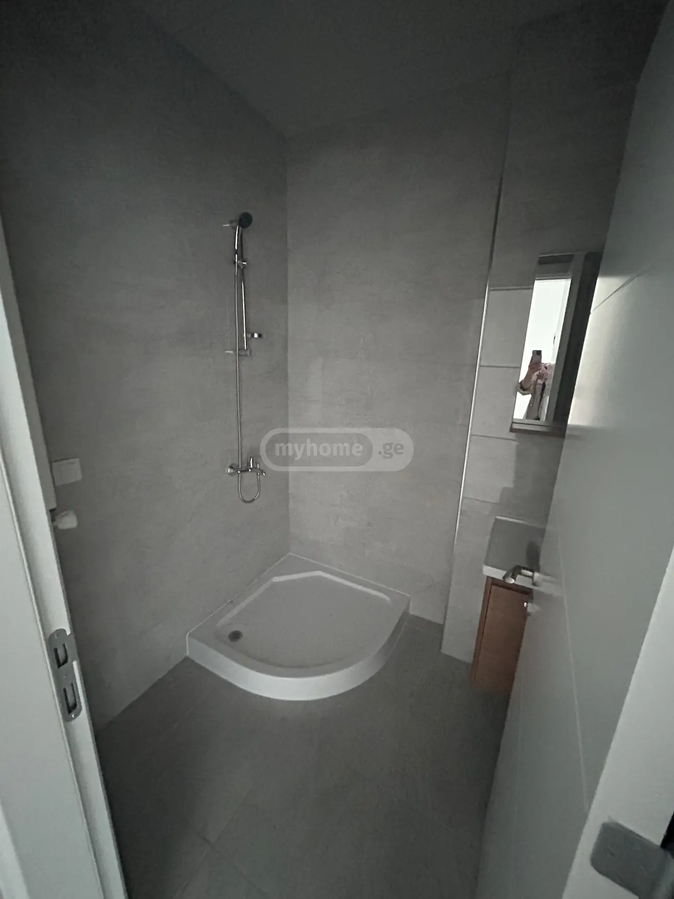 იყიდება 2 ოთახიანი ბინა დიღომი 1-9-ში