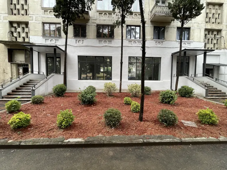 Universal commercial area for sale in didube