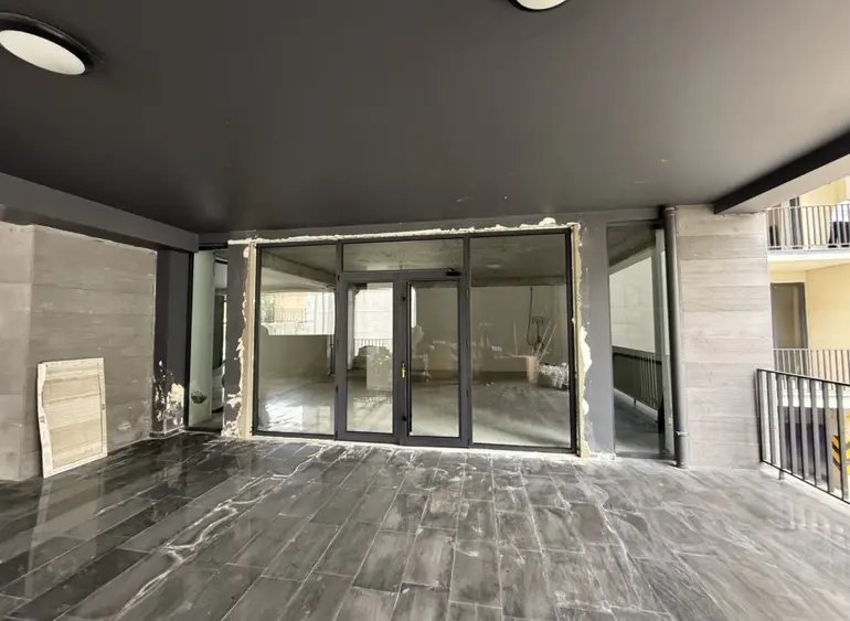 Universal commercial area for rent in vake