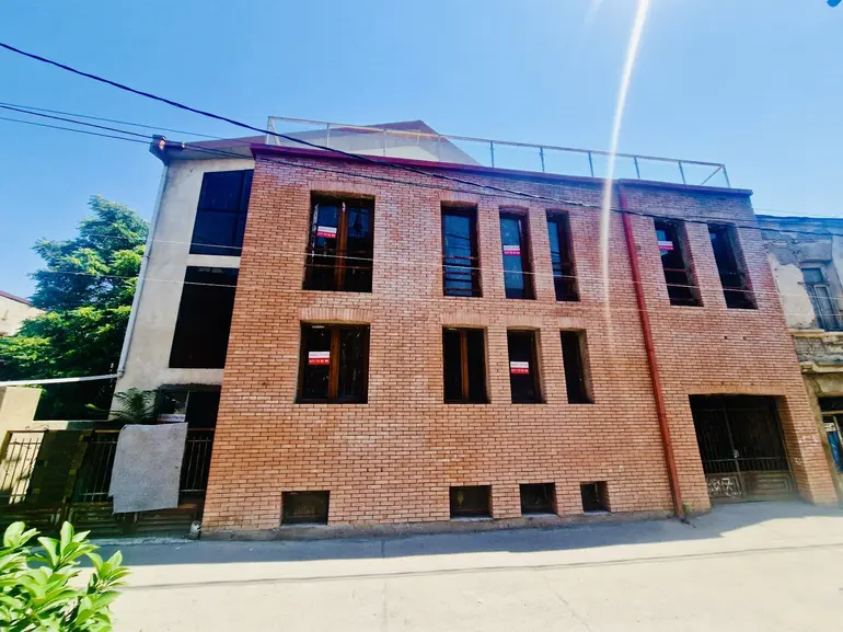 10+ room hotel for sale in sololaki