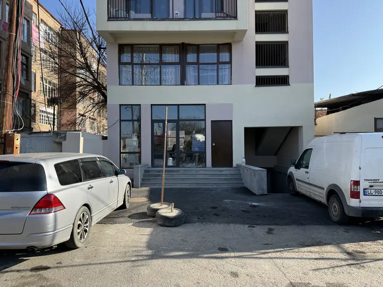 Universal commercial area for sale in navtlugi