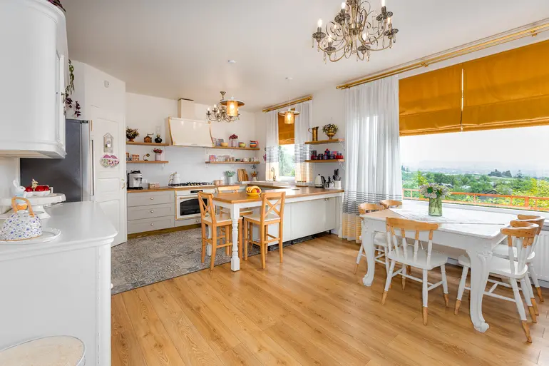 statment-img-0.18474427811905136