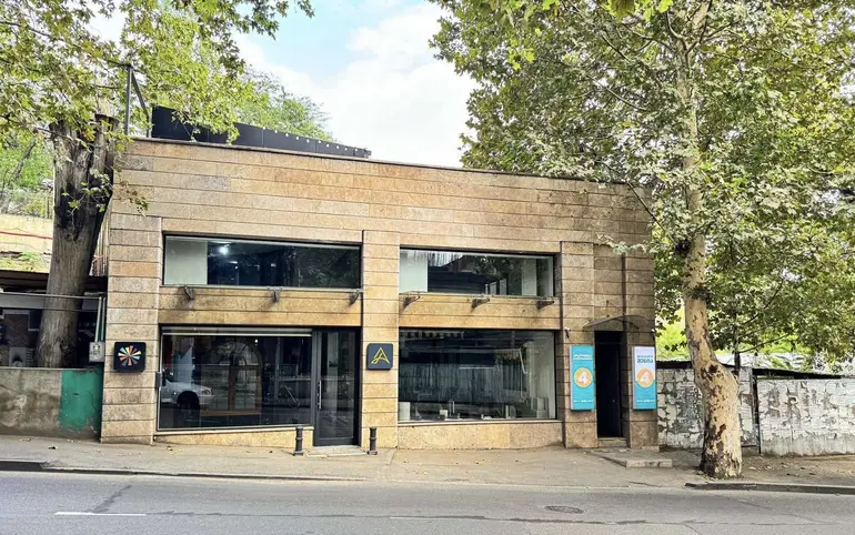 Universal commercial area for rent in avlabari