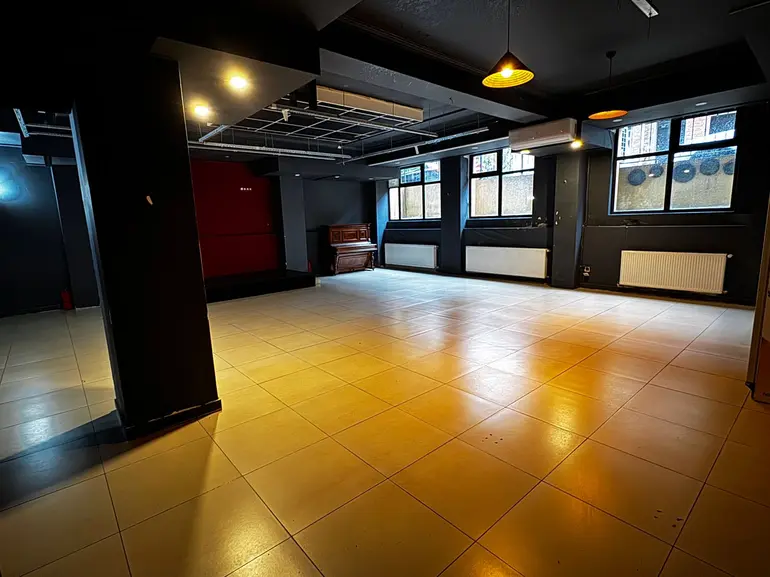 Universal commercial area for rent in vera