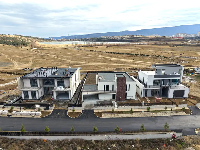 Agricultural plot for sale in lisi lake