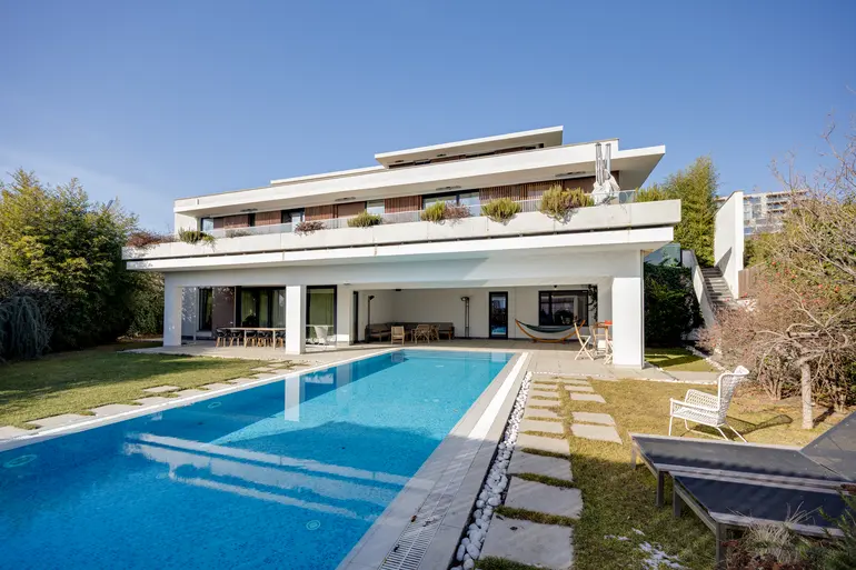 10+ room private house for sale in lisi lake