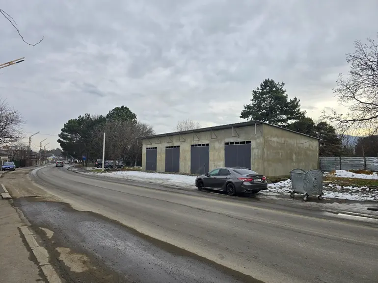 Universal commercial area for rent in kareli